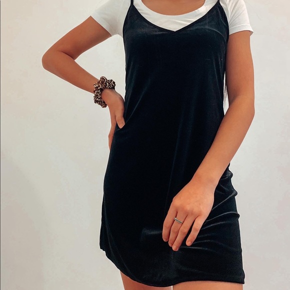 SOLD❗️Brandy Melville Velvet Dress 🖤🖤 - Picture 4 of 5